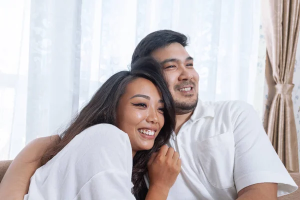 Jeune Couple Asiatique Heureux Détendre Ensemble Maison — Photo