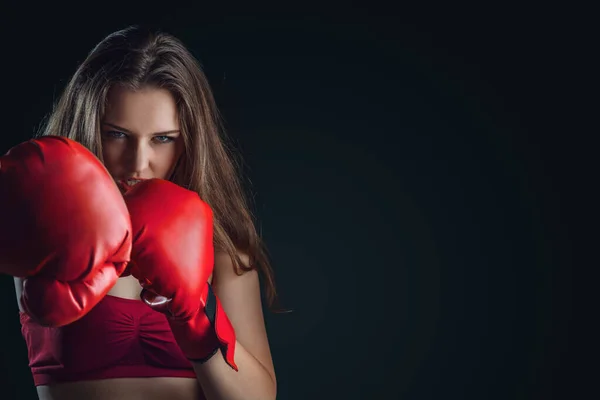 Mujer Joven Con Guantes Boxeo Aislados Sobre Fondo Oscuro — Foto de Stock