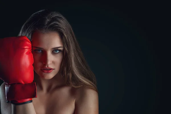 Mujer Joven Con Guantes Boxeo Aislados Sobre Fondo Oscuro — Foto de Stock