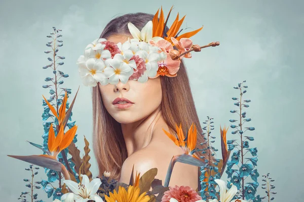 Yüzünde Çiçekler Olan Genç Bir Kadının Soyut Çağdaş Sanat Kolajı — Stok fotoğraf