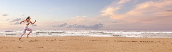晨练时在海滩上跑步的女人 全景横向横幅 有彩色空间 — 图库照片