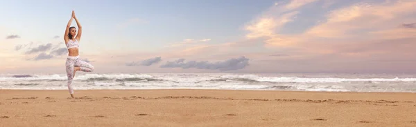 Ung Kvinna Som Utövar Yoga Stranden Brett Panoramautsikt Horisontell Design — Stockfoto