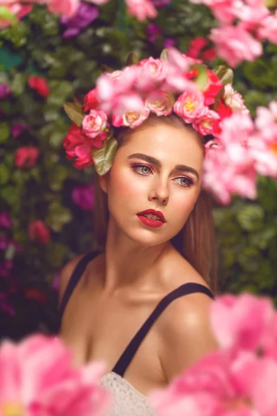 Güzel Genç Kadın Güzellik Moda Portre Çiçekler Bahçesinde Çelenk Kafa — Stok fotoğraf