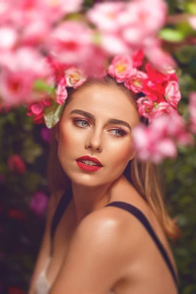 Hermosa Mujer Joven Belleza Retrato Moda Con Diadema Corona Jardín —  Fotos de Stock