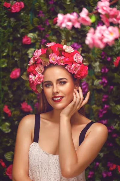 Hermosa Mujer Joven Belleza Retrato Moda Con Diadema Corona Jardín —  Fotos de Stock