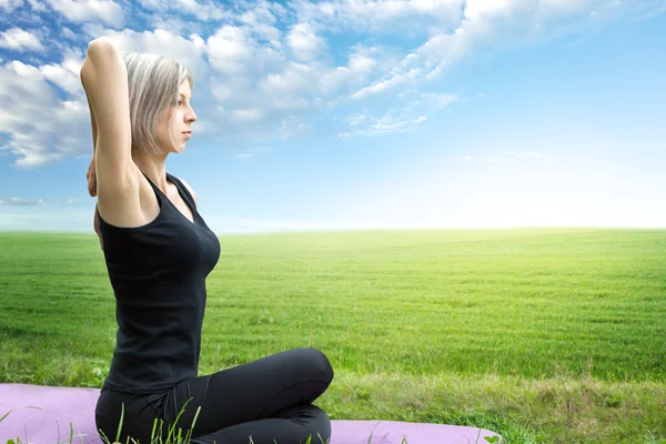 Frau macht Yoga — Stockfoto