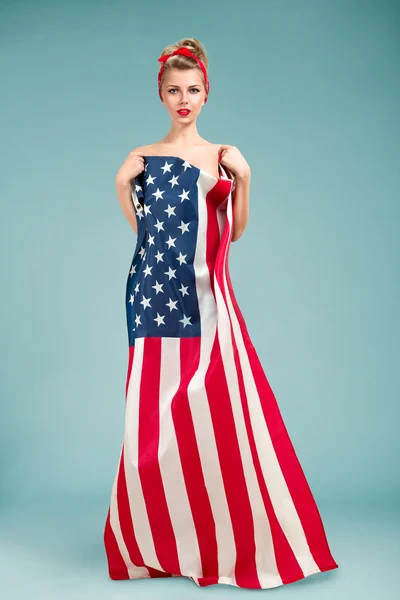 Pinup menina com bandeira americana — Fotografia de Stock