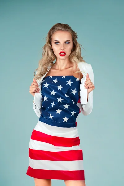 Pinup ragazza con bandiera americana Foto Stock Royalty Free