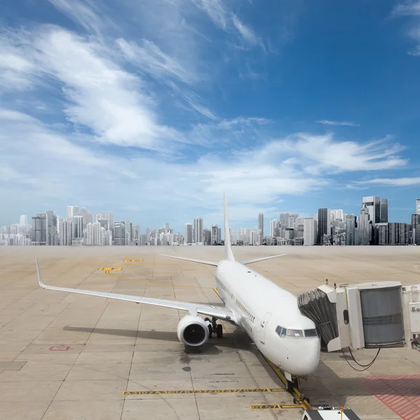 Vliegtuig op luchthaven — Stockfoto