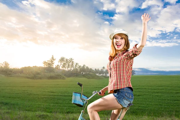 Jonge vrouw met retro fiets in een park — Stockfoto