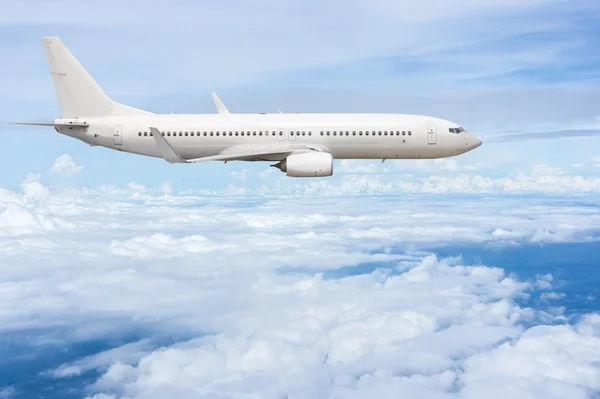 Avión volar sobre las nubes — Foto de Stock