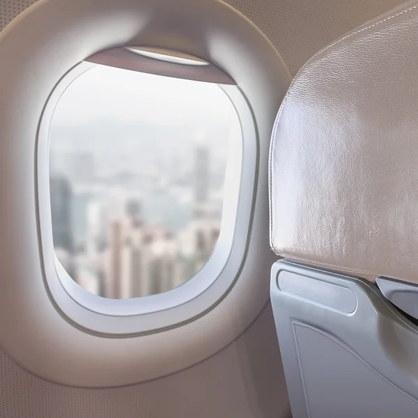 Blick auf die moderne Stadt aus dem Flugzeugfenster — Stockfoto