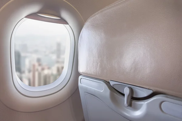 Blick auf die moderne Stadt aus dem Flugzeugfenster — Stockfoto