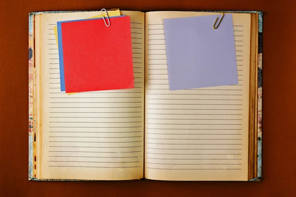 Starý notebook s designem barevné stránky — Stock fotografie
