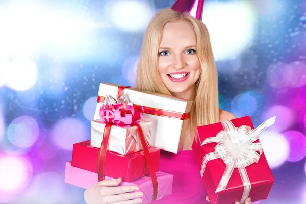 Mujer joven con cajas de regalo — Foto de Stock