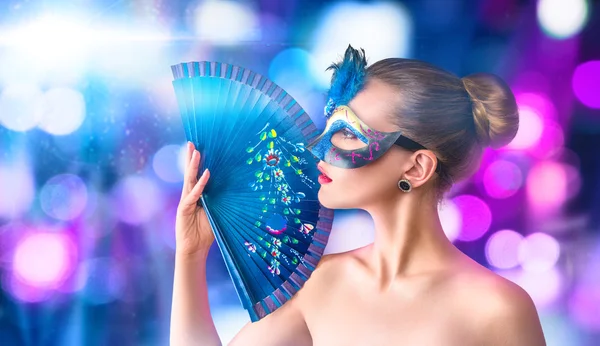 Hermosa joven en máscara de carnaval veneciano — Foto de Stock