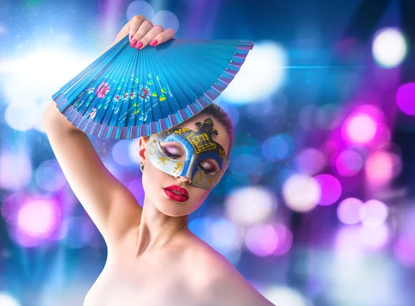 Mooie jonge vrouw in Venetiaanse carnaval masker — Stockfoto