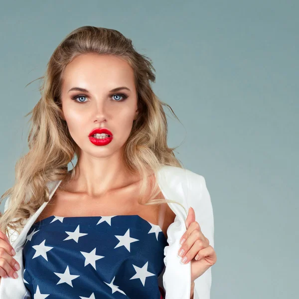 Pinup Mädchen mit amerikanischer Flagge — Stockfoto