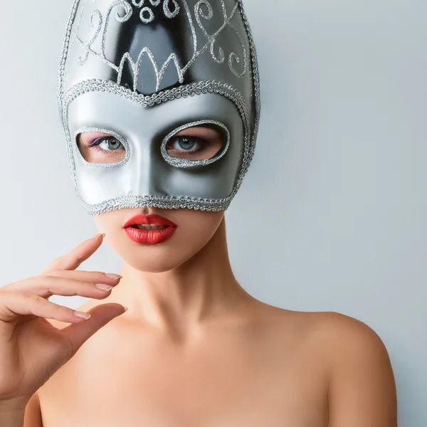 Mooie jonge vrouw in Venetiaanse carnaval masker — Stockfoto