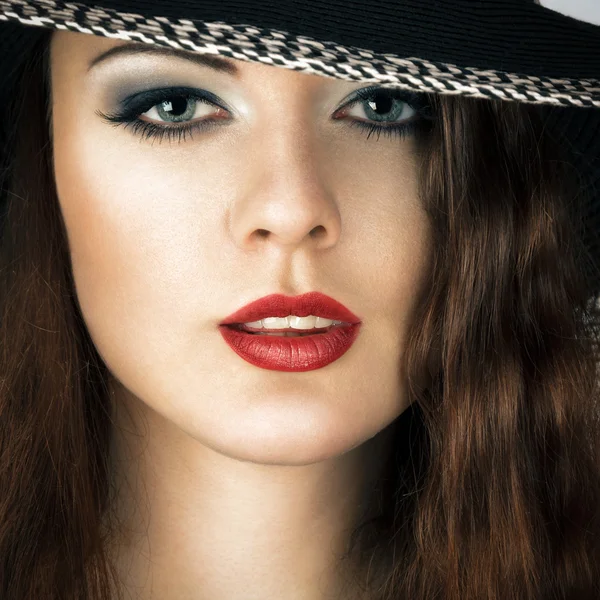 Mujer joven en sombrero — Foto de Stock