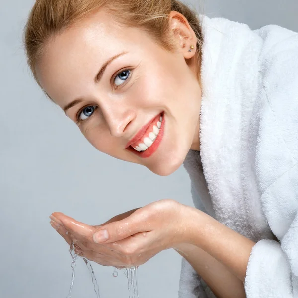 Jovem mulher lavando rosto — Fotografia de Stock