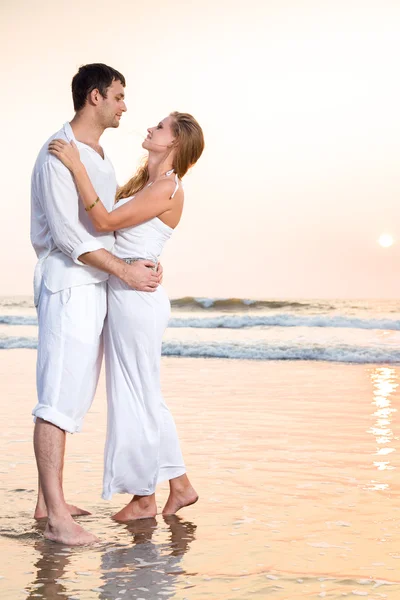 Joven pareja feliz en la playa tropical — Foto de Stock