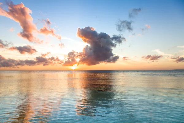 Bella alba sul mare — Foto Stock