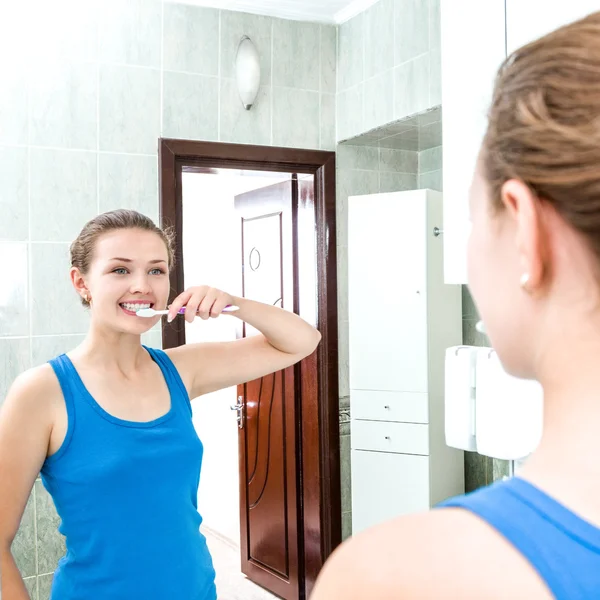 Jonge lachende vrouw tanden schoonmaken — Stockfoto