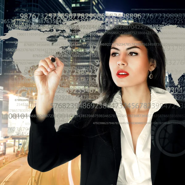 Молода бізнес-леді працює на сенсорному екрані — стокове фото