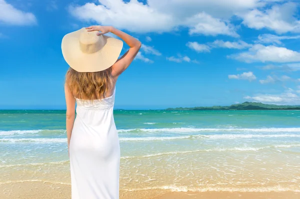 Vrouw op zoek op de zee — Stockfoto