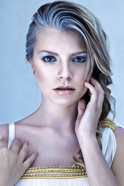 Schöne junge blonde Frau — Stockfoto
