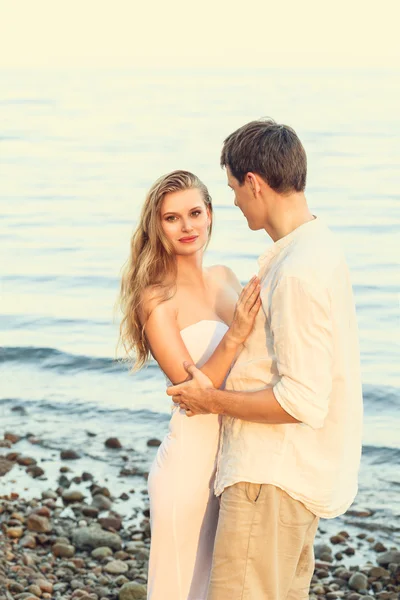 Jeune couple à la plage — Photo