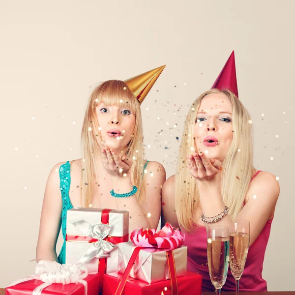 2 人の女性の誕生日を祝う — ストック写真