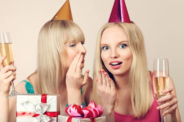 Dos mujeres celebrando cumpleaños —  Fotos de Stock