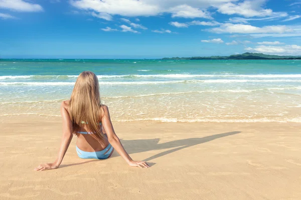 Młoda kobieta na plaży — Zdjęcie stockowe