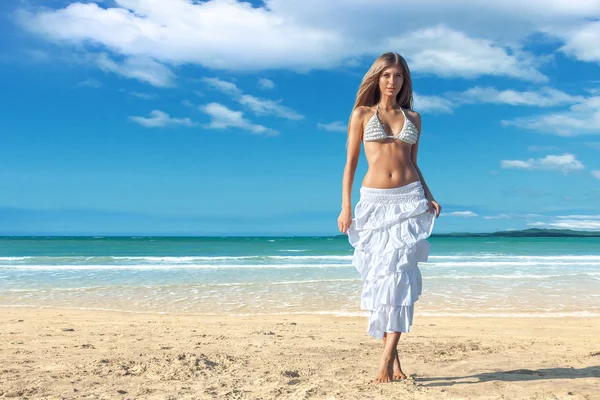 Jovem mulher na praia — Fotografia de Stock