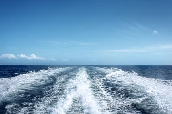 Sendero del barco a motor — Foto de Stock