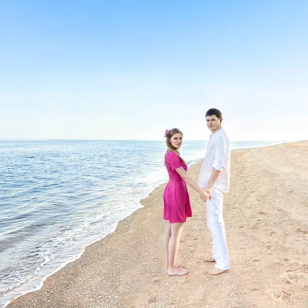 Jovem casal na praia — Fotografia de Stock