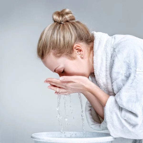 Mujer joven lavando la cara — Foto de Stock