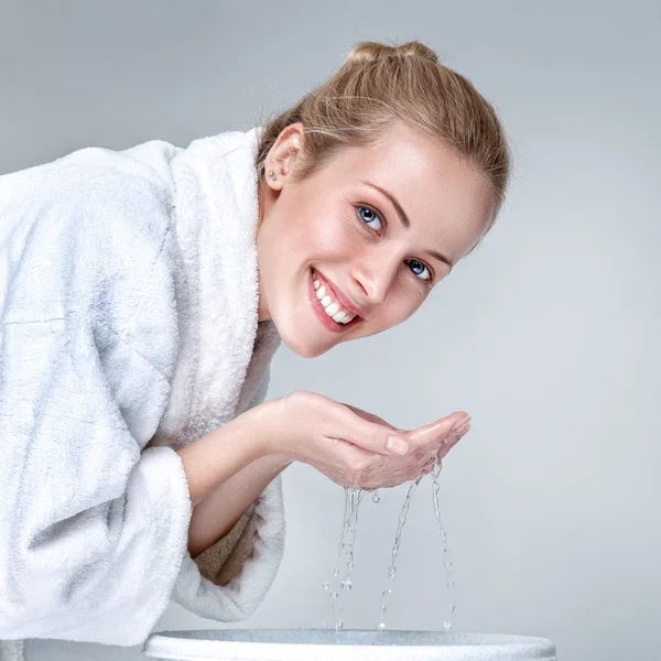 Jonge vrouw wassen gezicht — Stockfoto