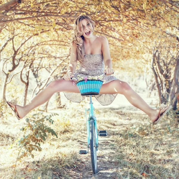 Jovem na bicicleta — Fotografia de Stock