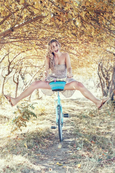 自転車に若い女性 — ストック写真