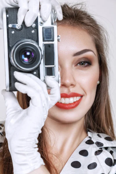 Mujer con cámara fotográfica vieja —  Fotos de Stock