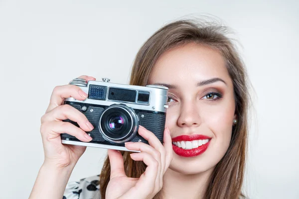 Женщина со старой фотокамерой — стоковое фото