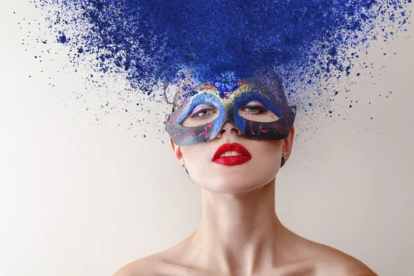 Modelo de moda com máscara de carnaval — Fotografia de Stock