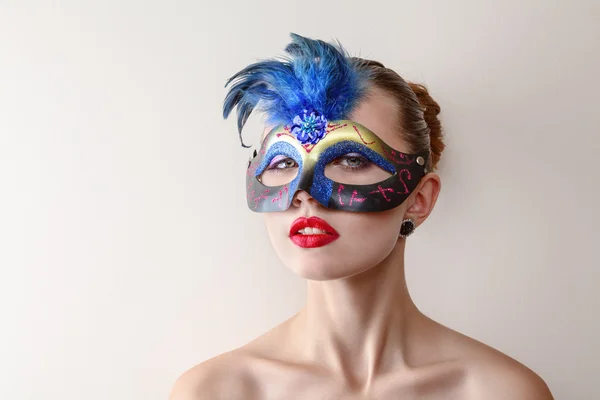 Mooie jonge vrouw in Venetiaanse carnaval masker — Stockfoto