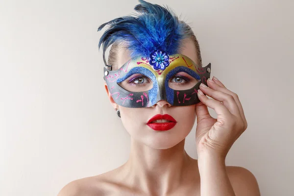 Mooie jonge vrouw in Venetiaanse carnaval masker — Stockfoto