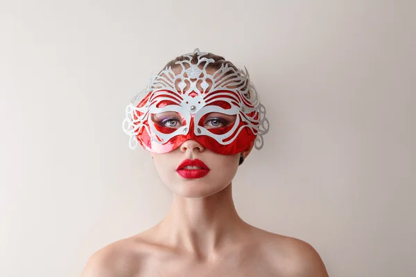 Mooie jonge vrouw in Venetiaanse carnaval masker — Stockfoto