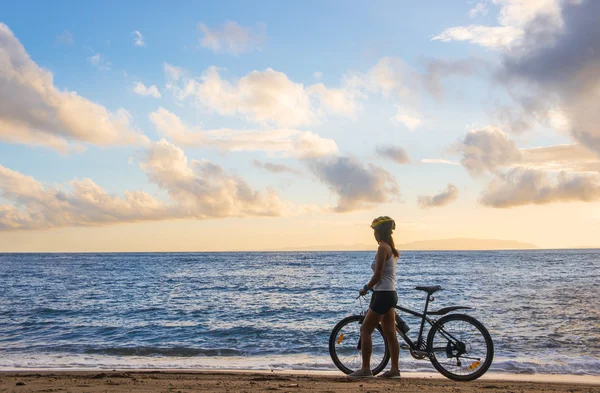 Young woman with bicycle at the beach — Stock Photo, Image