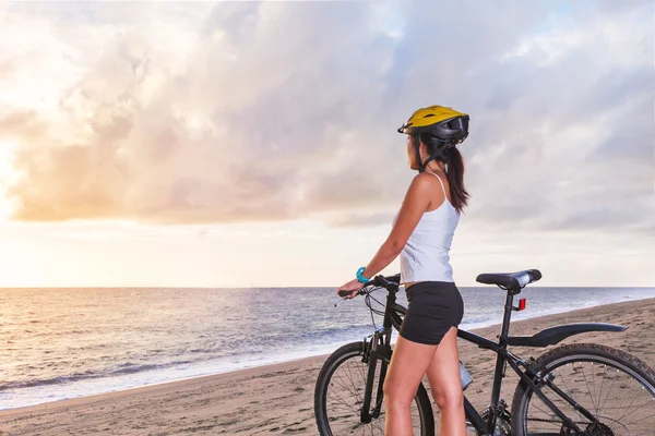 Junge Frau mit Fahrrad am Strand — Stockfoto